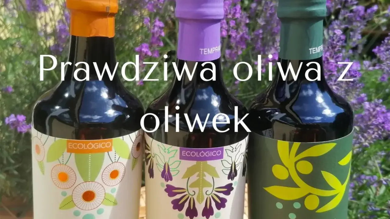Trzy butelki oliwy z oliwek "Puerta de las Villas" na tle lawendy. To prawdziwa oliwa z oliwek, idealna do każdej potrawy.