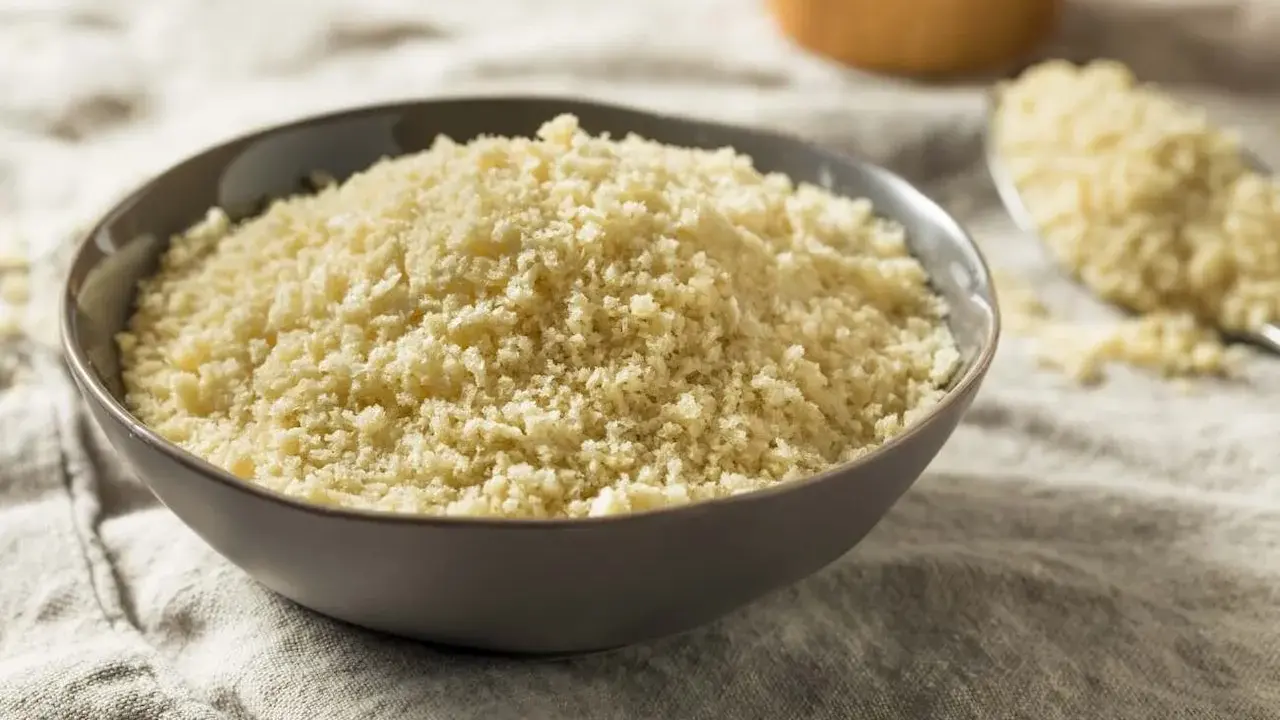 Misternie pokruszone panko, idealne do panierowania, nadaje potrawom chrupkość. Panko co to? To japońska bułka tarta.