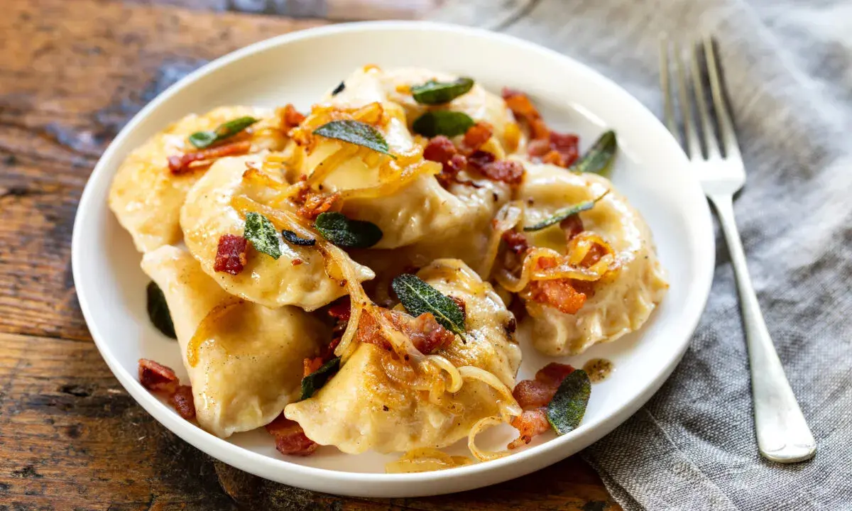 Pyszne pierogi z boczkiem i cebulką. Dowiedz się, ile gotować pierogi, by były idealne.