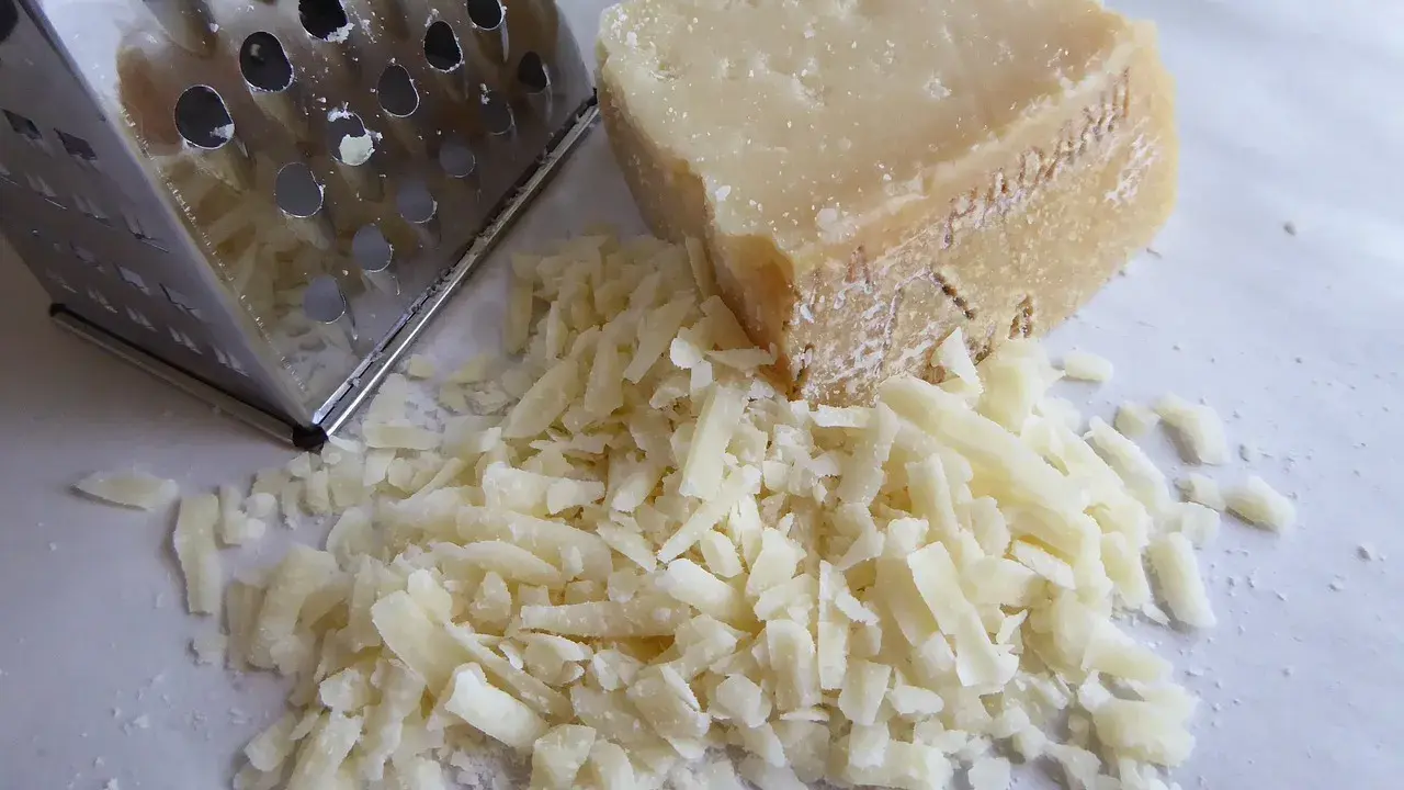 Tarty ser żółty i tarka. Czy ser żółty można mrozić? Tak, po starciu na tarce można go zamrozić.