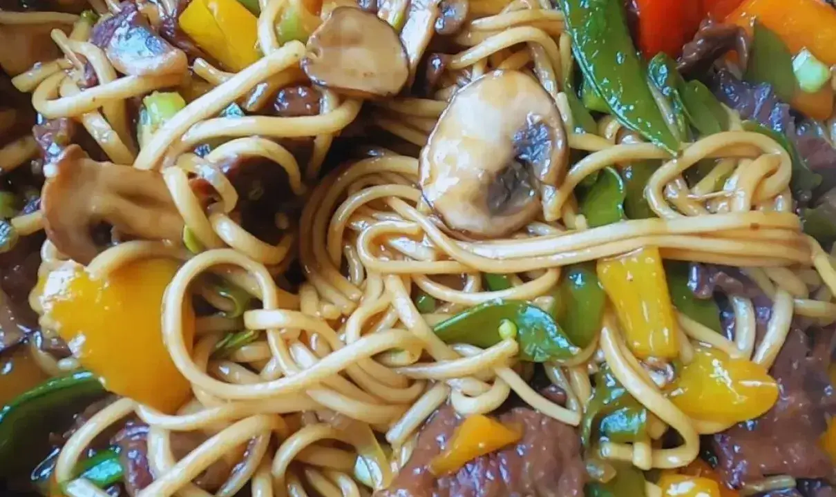 Pyszny makaron udon z wołowiną, pieczarkami i kolorową papryką. Idealny przepis na szybki obiad.