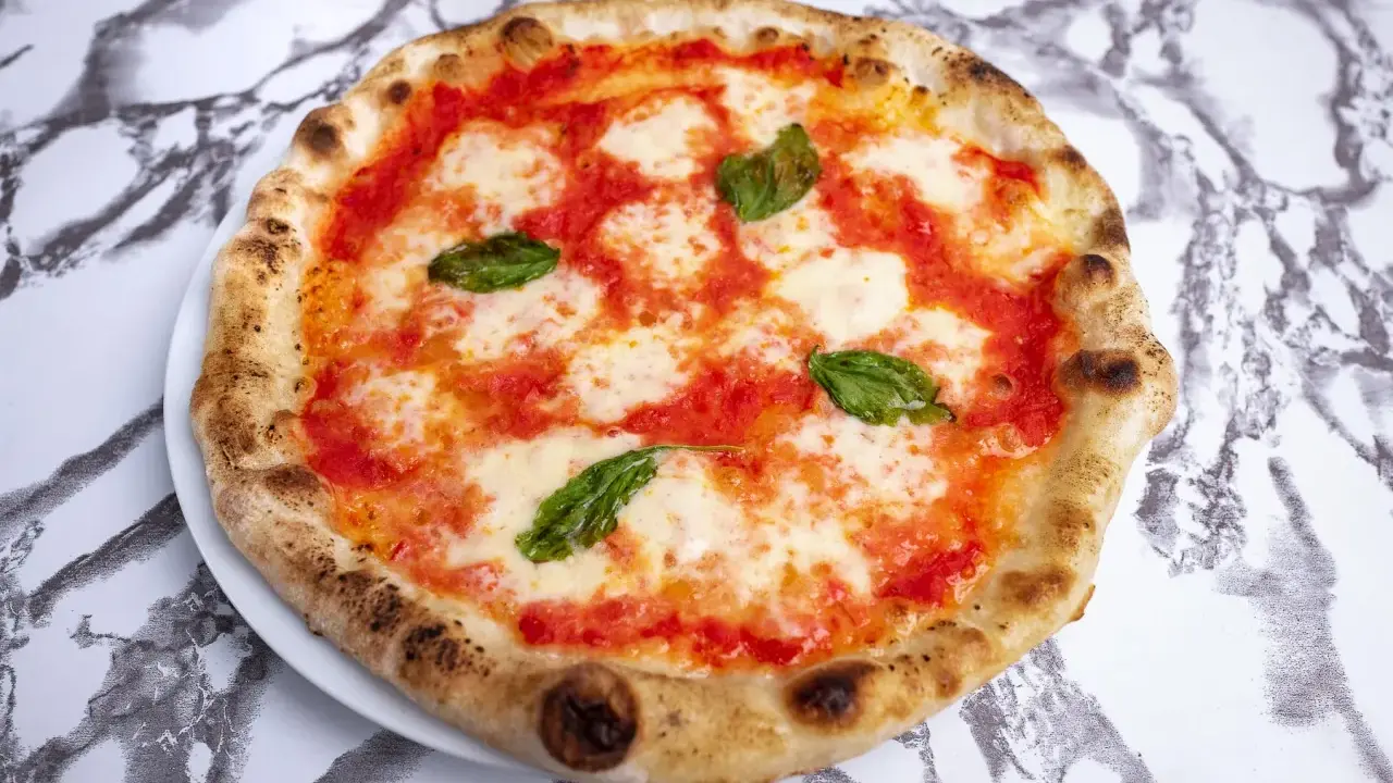 Pyszna pizza neapolitańska, idealna na domowy obiad. Ten przepis na pizzę neapolitańską jest prosty i szybki.