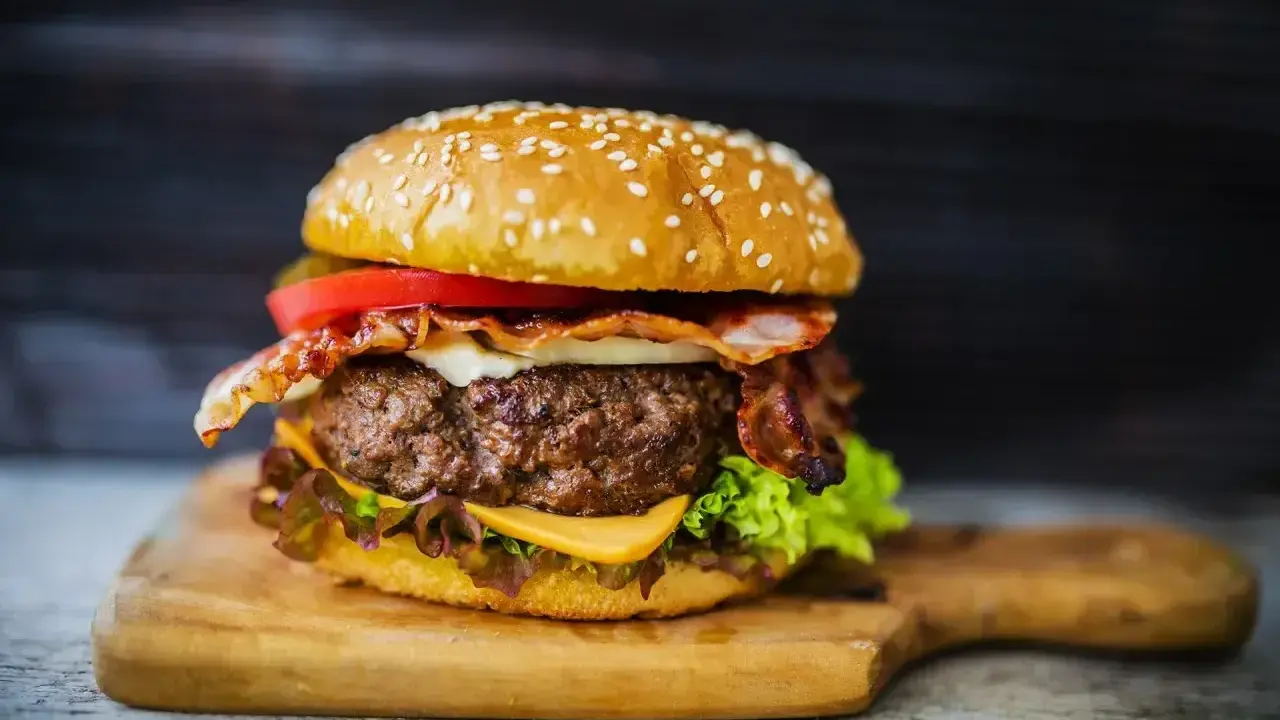 Soczyste mięso na burgery, ser, bekon i świeże warzywa tworzą idealny zestaw.