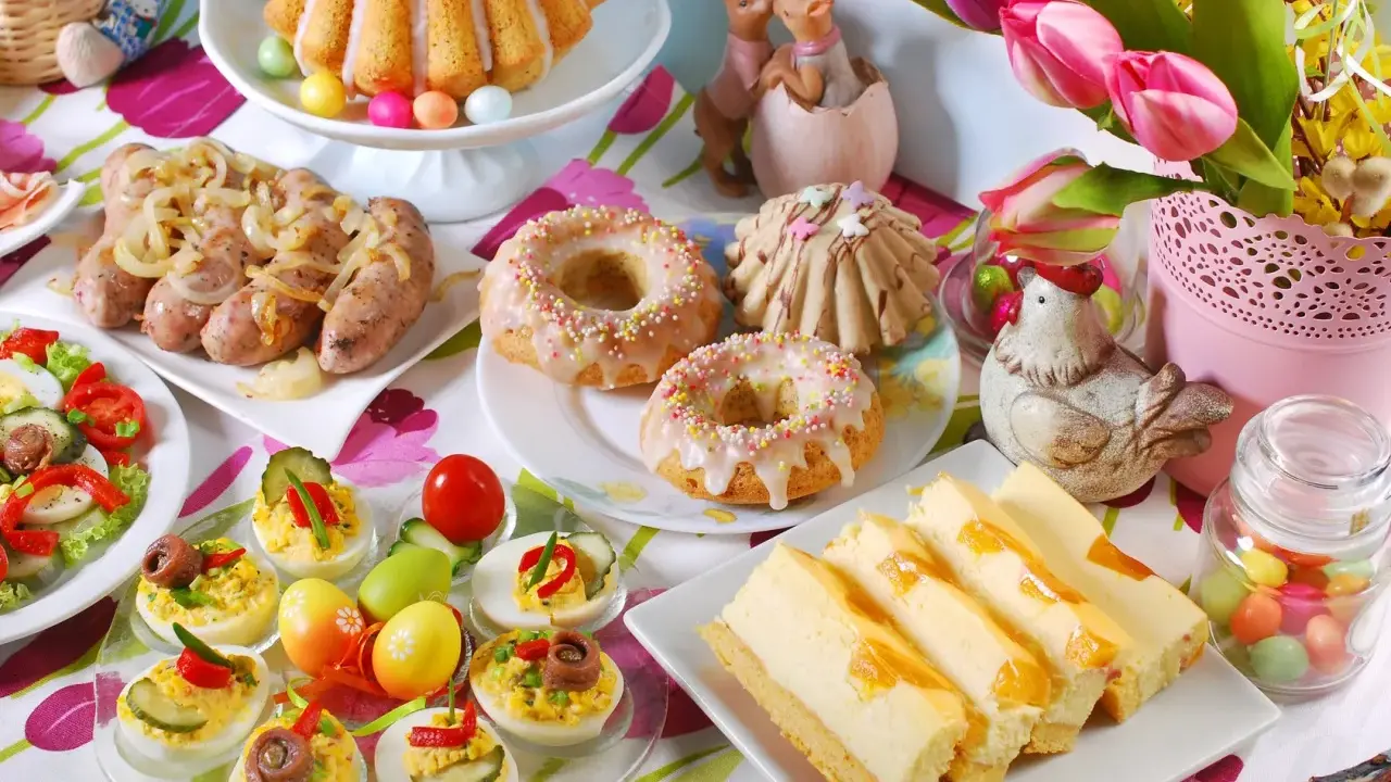 Wielkanocne potrawy: babka, kiełbaski, jajka faszerowane, sernik, pączki. Lista przysmaków na święta.