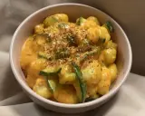 Pyszne gnocchi z kremowym, pomarańczowym sosem i kawałkami cukinii, posypane ziołami. Idealne danie na szybki obiad.
