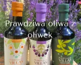 Trzy butelki oliwy z oliwek "Puerta de las Villas" na tle lawendy. To prawdziwa oliwa z oliwek, idealna do każdej potrawy.
