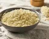 Misternie pokruszone panko, idealne do panierowania, nadaje potrawom chrupkość. Panko co to? To japońska bułka tarta.