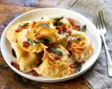 Pyszne pierogi z boczkiem i cebulką. Dowiedz się, ile gotować pierogi, by były idealne.