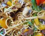 Pyszny makaron udon z wołowiną, pieczarkami i kolorową papryką. Idealny przepis na szybki obiad.
