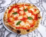 Pyszna pizza neapolitańska, idealna na domowy obiad. Ten przepis na pizzę neapolitańską jest prosty i szybki.