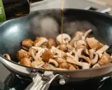 Olej wlewany na patelnię z pieczarkami i cebulą. Prosty sposób, jak usmażyć pieczarki na złoto.