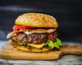Soczyste mięso na burgery, ser, bekon i świeże warzywa tworzą idealny zestaw.