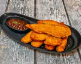 Chrupiące kotlety z piersi kurczaka podane z sosem barbecue. Idealne na przekąskę lub dodatek do dania.