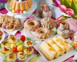 Wielkanocne potrawy: babka, kiełbaski, jajka faszerowane, sernik, pączki. Lista przysmaków na święta.