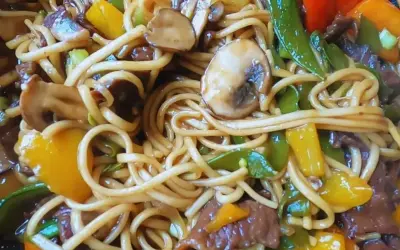 Pyszny makaron udon z wołowiną, pieczarkami i kolorową papryką. Idealny przepis na szybki obiad.