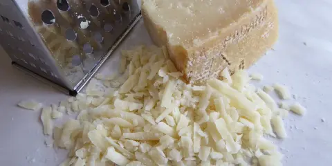 Tarty ser żółty i tarka. Czy ser żółty można mrozić? Tak, po starciu na tarce można go zamrozić.