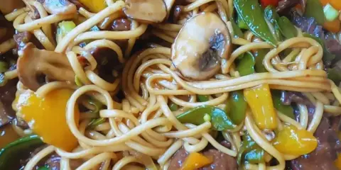 Pyszny makaron udon z wołowiną, pieczarkami i kolorową papryką. Idealny przepis na szybki obiad.