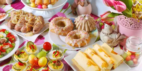 Wielkanocne potrawy: babka, kiełbaski, jajka faszerowane, sernik, pączki. Lista przysmaków na święta.