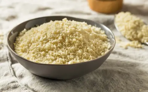 Misternie pokruszone panko, idealne do panierowania, nadaje potrawom chrupkość. Panko co to? To japońska bułka tarta.