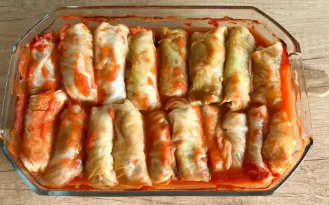 Pyszne, domowe gołąbki w sosie pomidorowym, gotowe do pieczenia. Widać, ile piec gołąbki w piekarniku, by nasycić się tym smakiem.