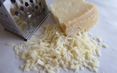 Tarty ser żółty i tarka. Czy ser żółty można mrozić? Tak, po starciu na tarce można go zamrozić.