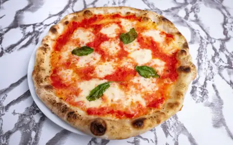 Pyszna pizza neapolitańska, idealna na domowy obiad. Ten przepis na pizzę neapolitańską jest prosty i szybki.