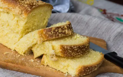 Puszyste ciasto drożdżowe bez wyrabiania, pokrojone na kromki, z chrupiącą kruszonką na wierzchu. Idealne na śniadanie.