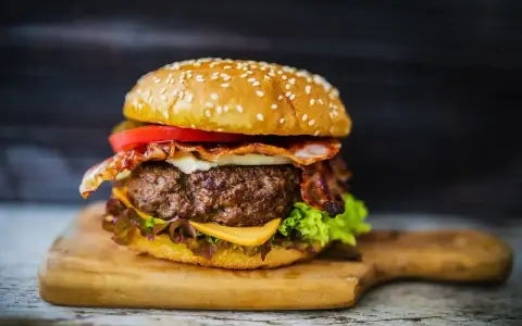 Soczyste mięso na burgery, ser, bekon i świeże warzywa tworzą idealny zestaw.