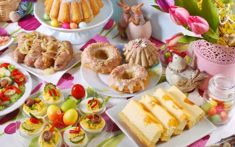 Wielkanocne potrawy: babka, kiełbaski, jajka faszerowane, sernik, pączki. Lista przysmaków na święta.