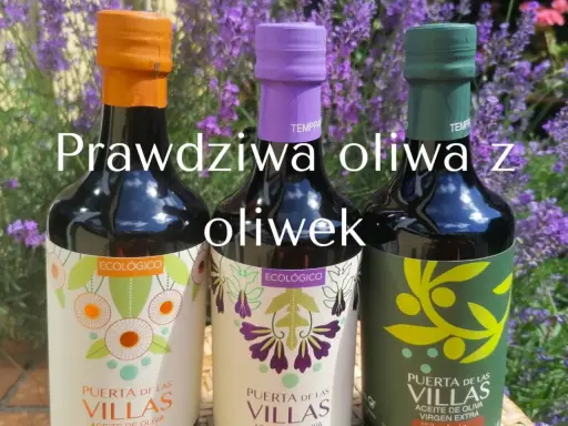 Trzy butelki oliwy z oliwek "Puerta de las Villas" na tle lawendy. To prawdziwa oliwa z oliwek, idealna do każdej potrawy.