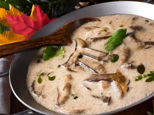 Aksamitny sos grzybowy z suszonych grzybów, idealny do jesiennych dań. Przepis na ten aromatyczny dodatek znajdziesz wkrótce!