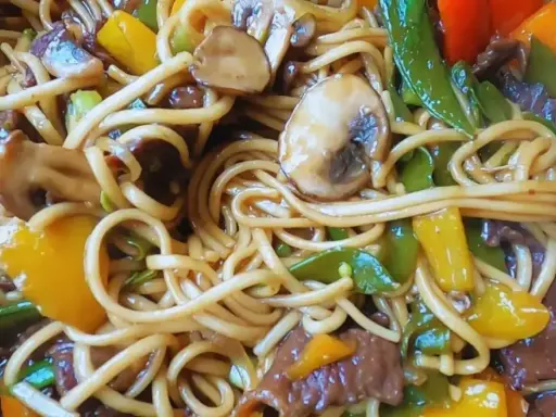 Pyszny makaron udon z wołowiną, pieczarkami i kolorową papryką. Idealny przepis na szybki obiad.