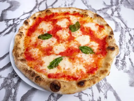 Pyszna pizza neapolitańska, idealna na domowy obiad. Ten przepis na pizzę neapolitańską jest prosty i szybki.