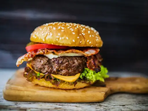 Soczyste mięso na burgery, ser, bekon i świeże warzywa tworzą idealny zestaw.
