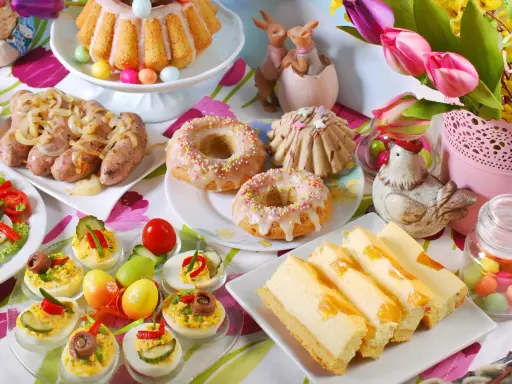 Wielkanocne potrawy: babka, kiełbaski, jajka faszerowane, sernik, pączki. Lista przysmaków na święta.