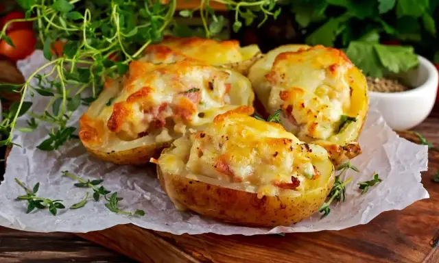 Zapiekane ziemniaki z serem i boczkiem. Czy ziemniaki są lekkostrawne? Te na pewno tak, wyglądają apetycznie!