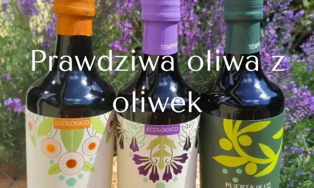 Trzy butelki oliwy z oliwek "Puerta de las Villas" na tle lawendy. To prawdziwa oliwa z oliwek, idealna do każdej potrawy.