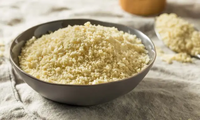 Misternie pokruszone panko, idealne do panierowania, nadaje potrawom chrupkość. Panko co to? To japońska bułka tarta.