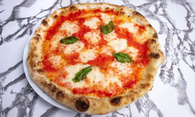 Pyszna pizza neapolitańska, idealna na domowy obiad. Ten przepis na pizzę neapolitańską jest prosty i szybki.