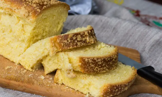 Puszyste ciasto drożdżowe bez wyrabiania, pokrojone na kromki, z chrupiącą kruszonką na wierzchu. Idealne na śniadanie.