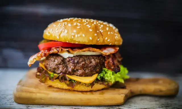 Soczyste mięso na burgery, ser, bekon i świeże warzywa tworzą idealny zestaw.