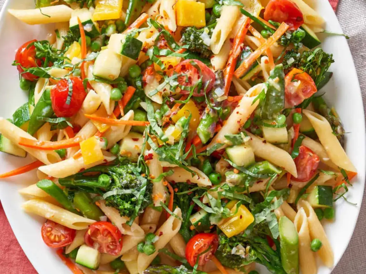 Kolorowy makaron z warzywami: penne z brokułami, pomidorkami, cukinią, marchewką i groszkiem.