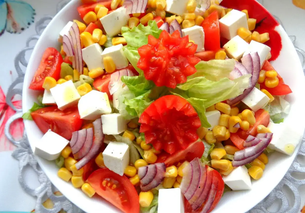 Kolorowa sałatka z mix sałat, pomidor&oacute;w, kukurydzy, sera feta i czerwonej cebuli. Idealna na lekki posiłek.