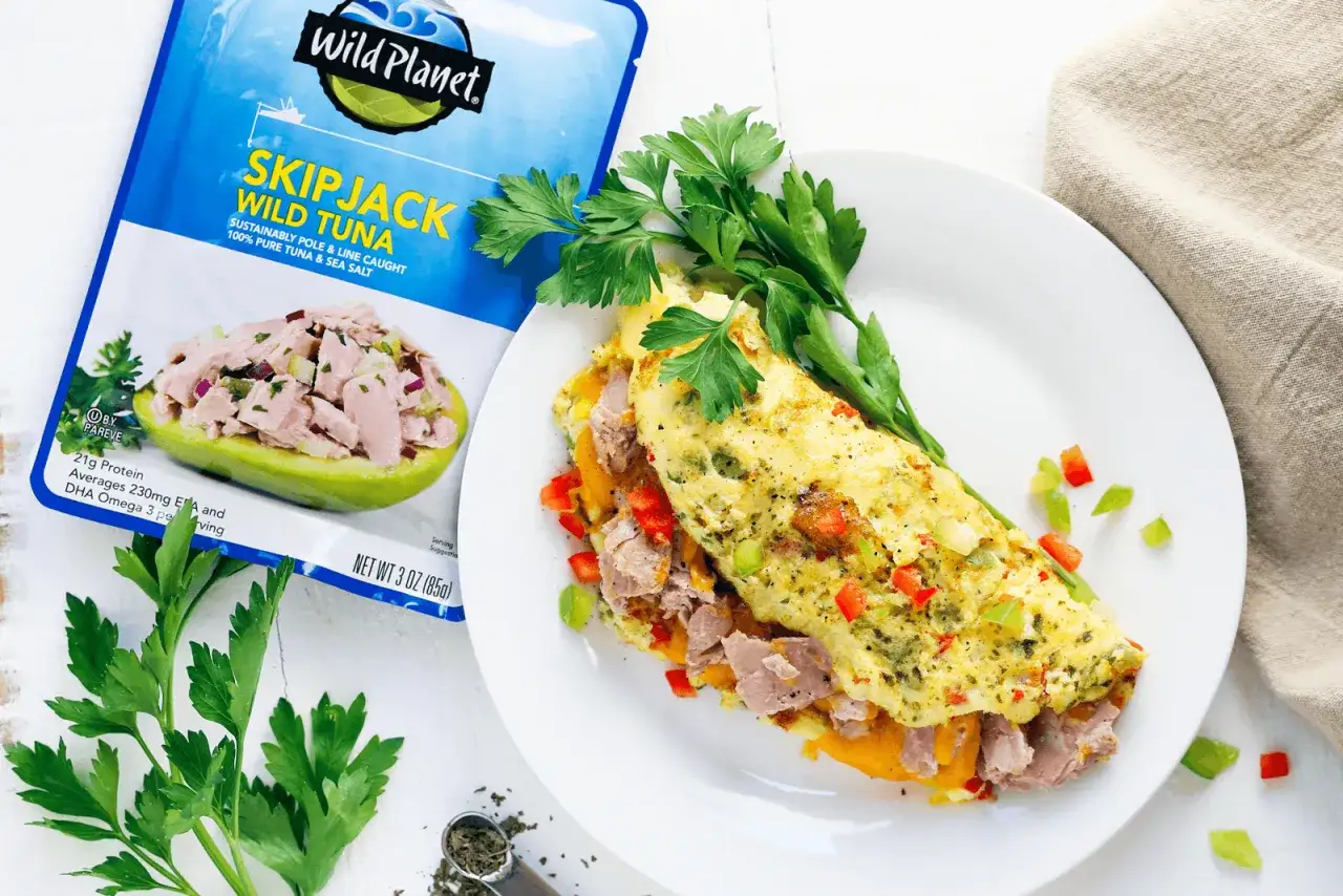 Omlet z tuńczykiem, papryką i ziołami, obok opakowanie tuńczyka Wild Planet.