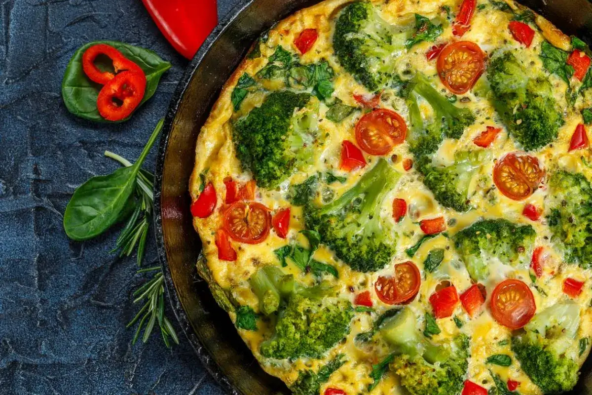 Pyszny omlet na słono z brokułami, pomidorkami i papryką. Idealny na zdrowe śniadanie lub lekki obiad.